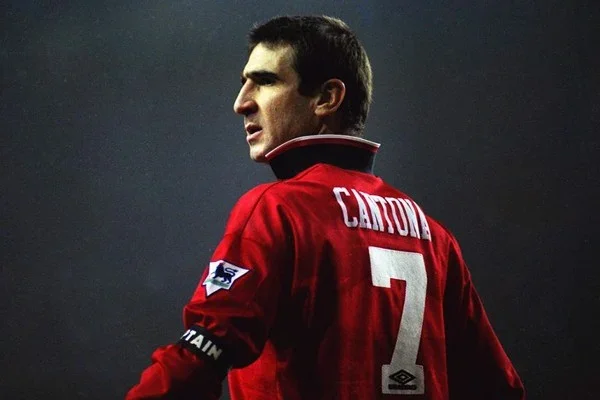 Hình 1: Eric Cantona đạt danh hiệu cầu thủ xuất sắc nhất Manchester United